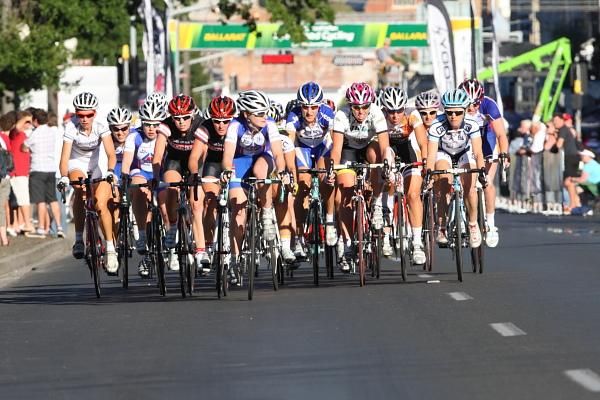 Lauren Kitchen (AIS) glances around for attacks as the bunch follows Carly Light (AIS) up Sturt Street.