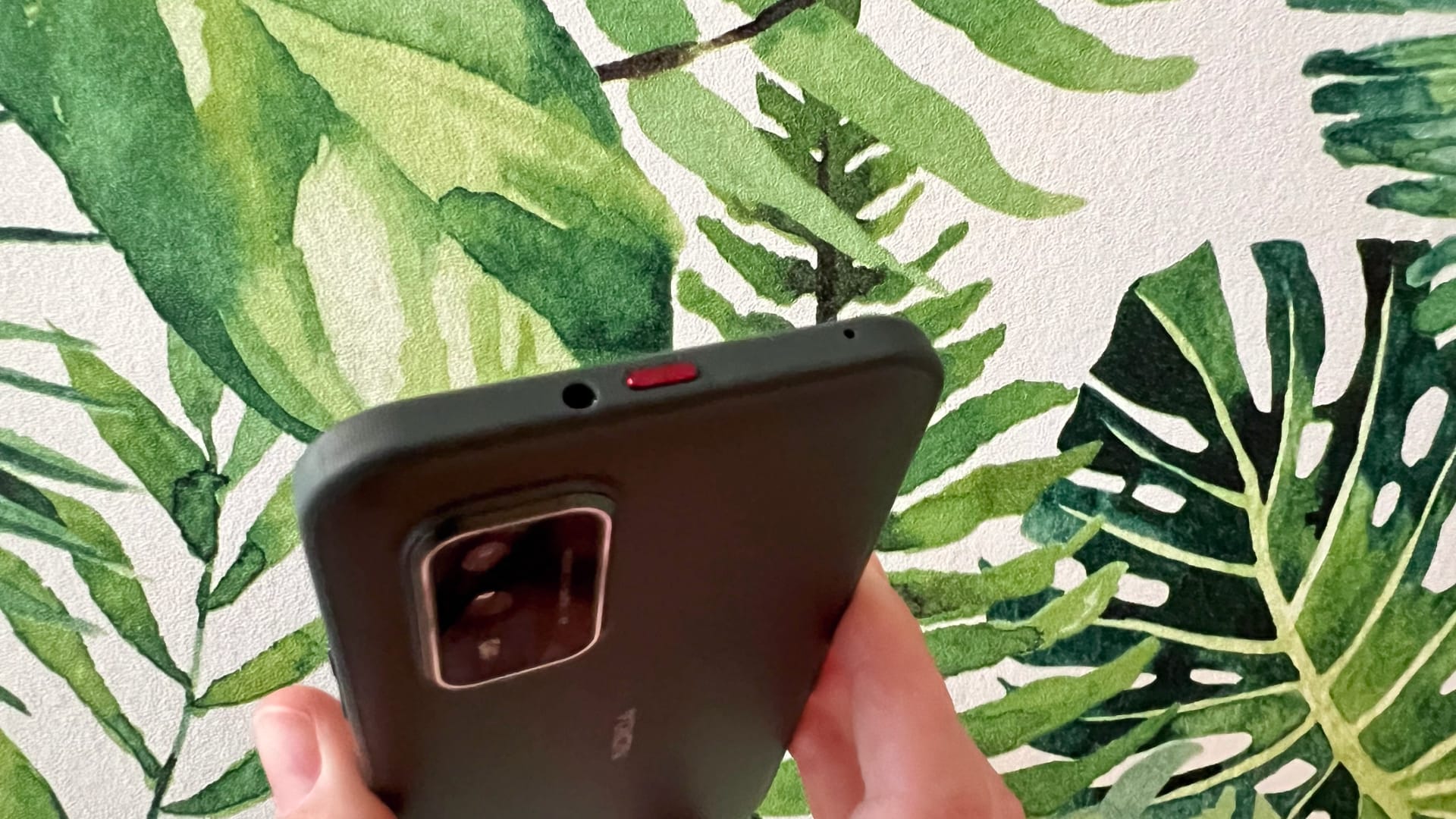 Nokia XR21 i grönt mot grön vägg