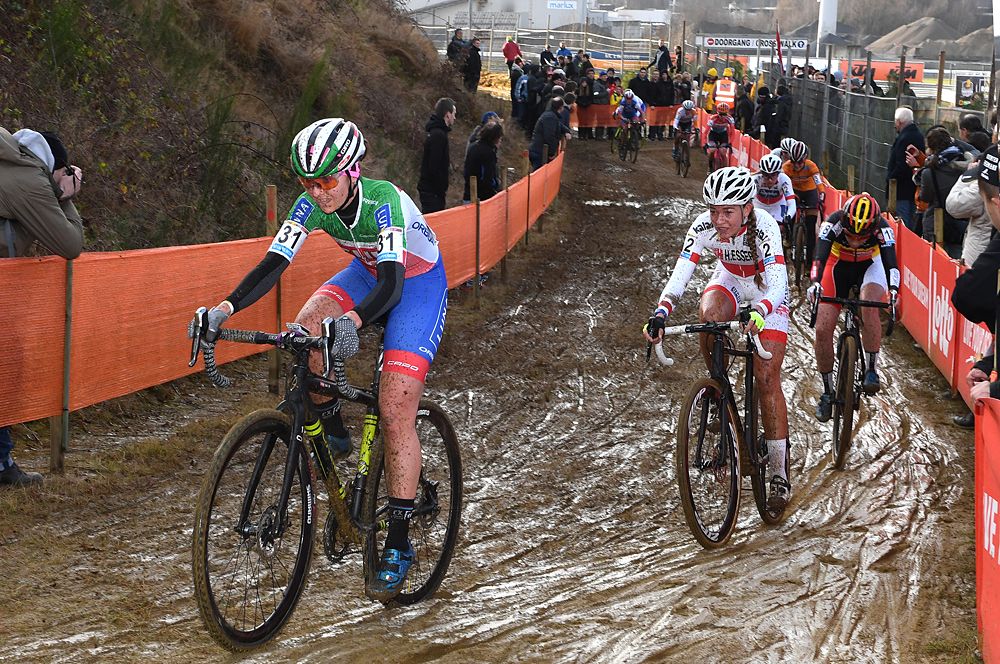Eva Lechner chasing with Sophie De Boer