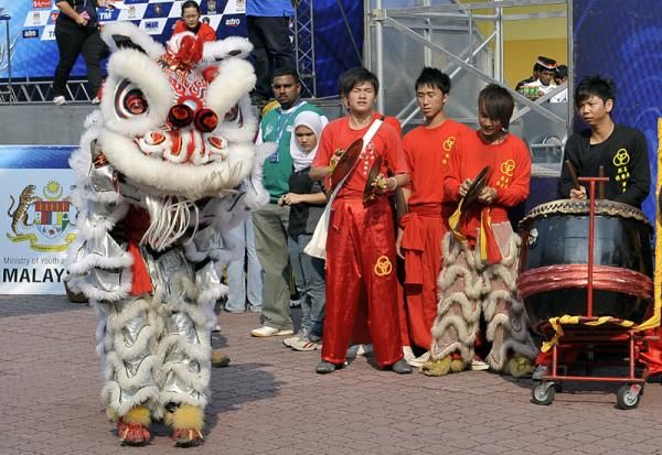A Barongsai show at the stage 7 start line in Kuala Kubu Baru.