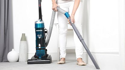 Hoover Breeze Evo TH31BO01 bagless upright vacuum cleaner