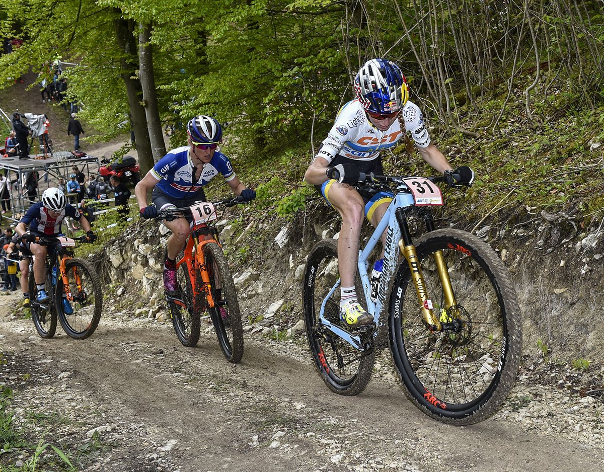 Yana Belomoina (CST Sandd Bafang MTB Racing Team), Catharine Pendrel (Cliff Pro) and Chloe Woodruff