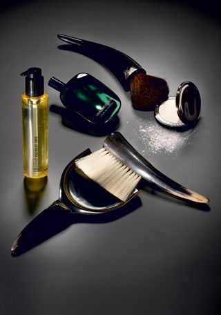 Eau de parfum Perfecting powder Brushes and Protective hair oil