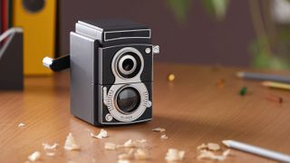 I hate camera mugs, but this novelty TLR pencil sharpener is just what I want this Christmas!