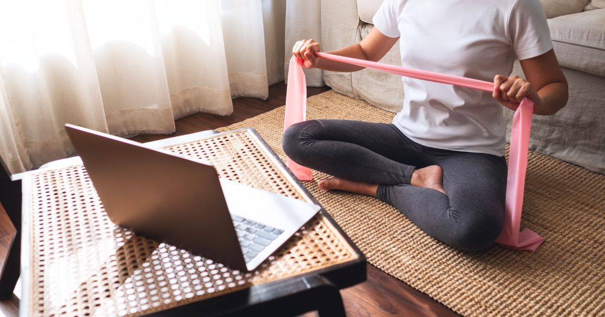 Arrêtez ce que vous faites : voici les 6 meilleurs exercices de bande Pilates que vous pouvez faire pour développer rapidement votre force à la maison.