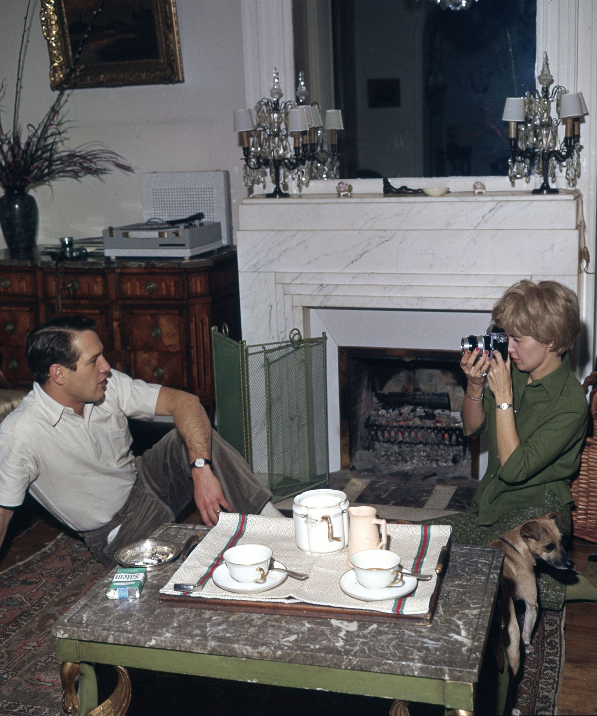 joanne woodward and paul newman in their '60s paris living room