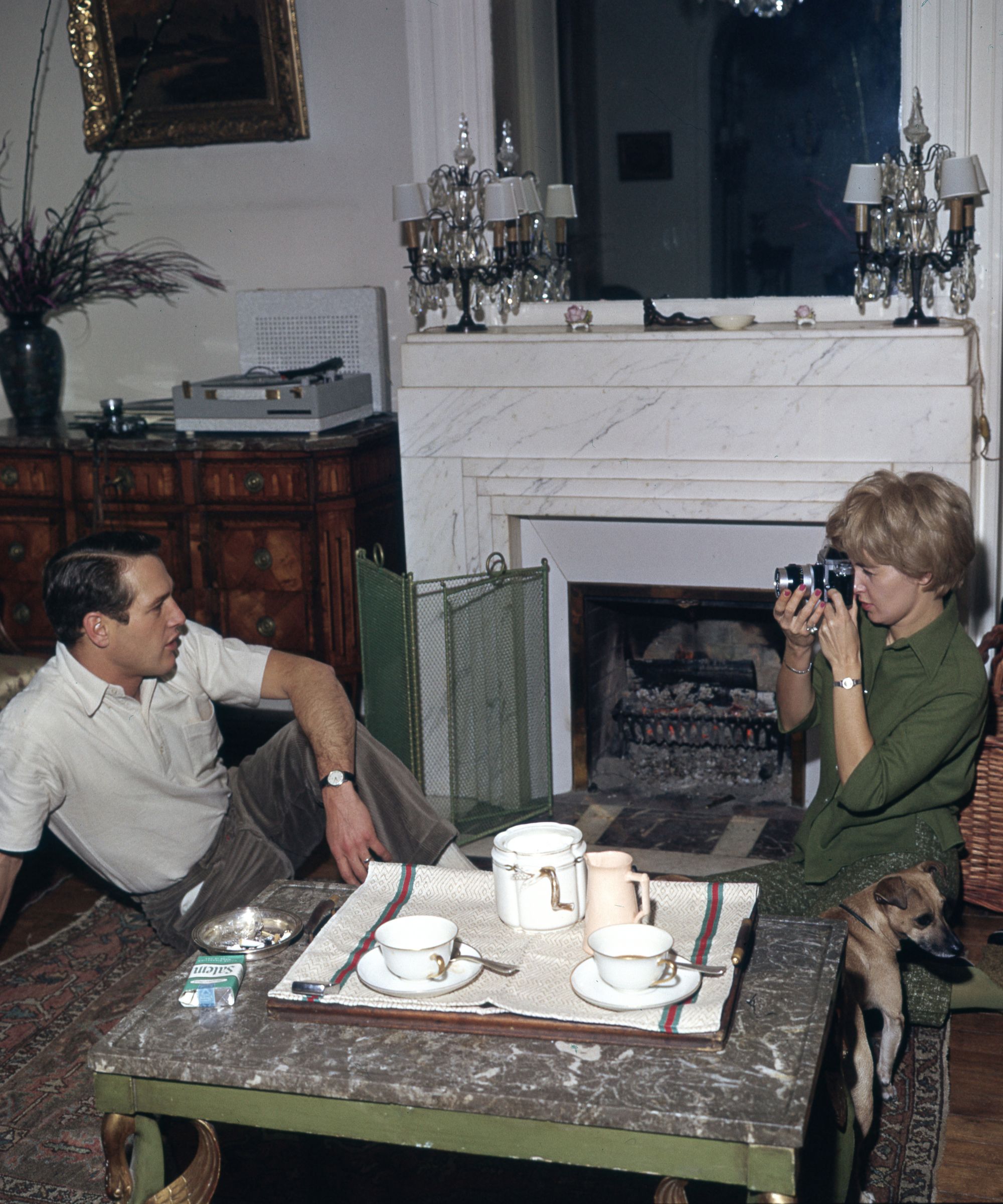 joanne woodward and paul newman in their '60s paris living room