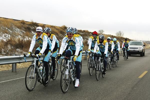 The bunch hits the road in the chilly weather.