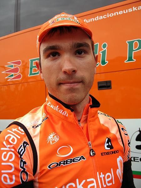 Iban Mayoz (Euskaltel-Euskadi) explains the team tactics.