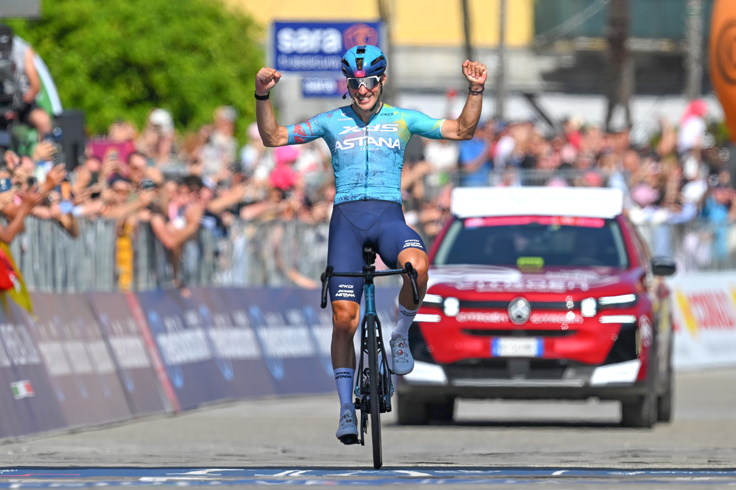 Giro d'Italia: Alberto Bettiol marches to solo victory on stage 13 vaulting from breakaway on final climb