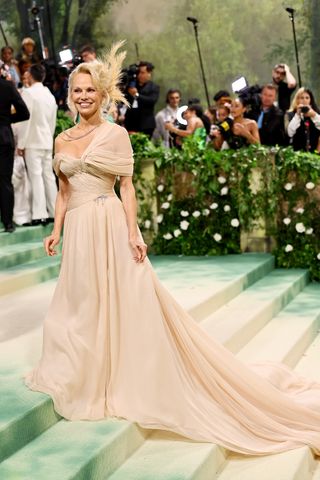 Pamela Anderson mengenakan gaun telanjang Oscar de la Renta di Met Gala 2024