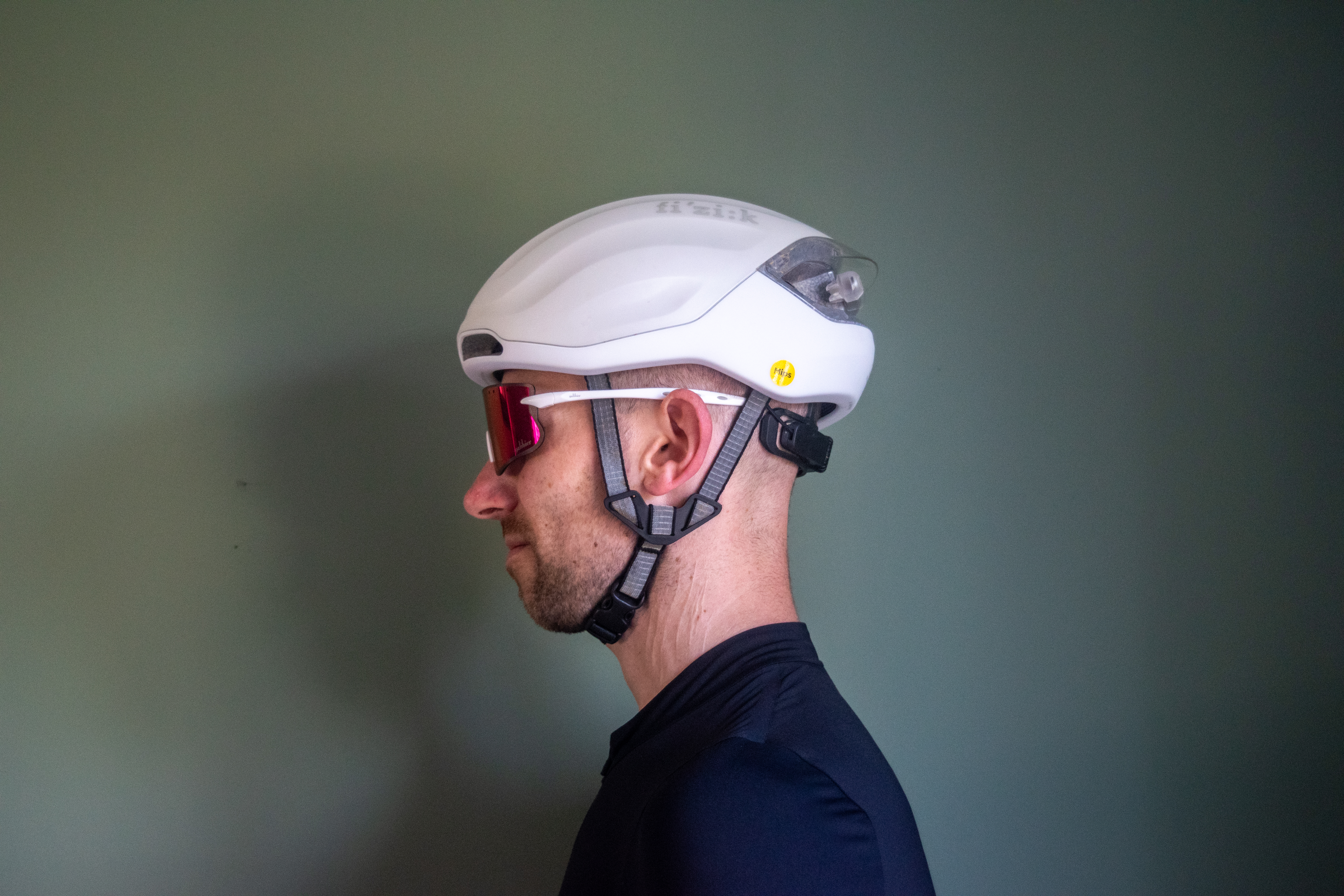A man wearing a white Fizik Kudo Aero helmet