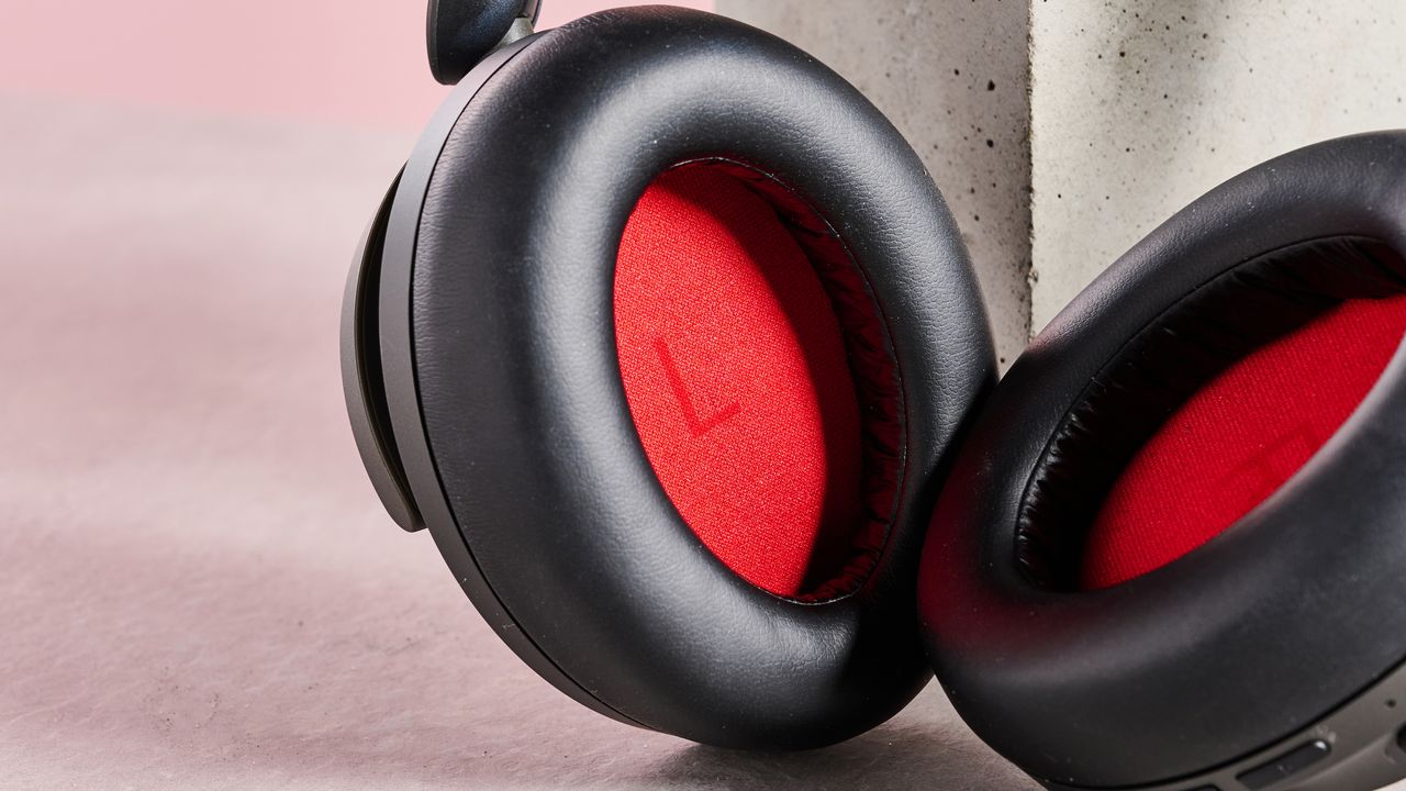 Earcups of the 1More Sonoflow Pro HQ51