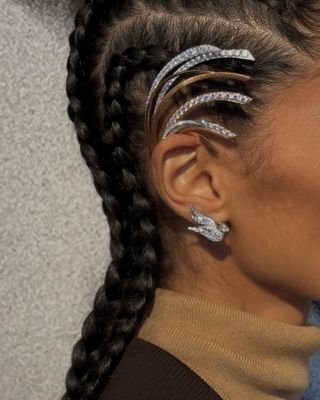 A picture of a cornrows hairstyle