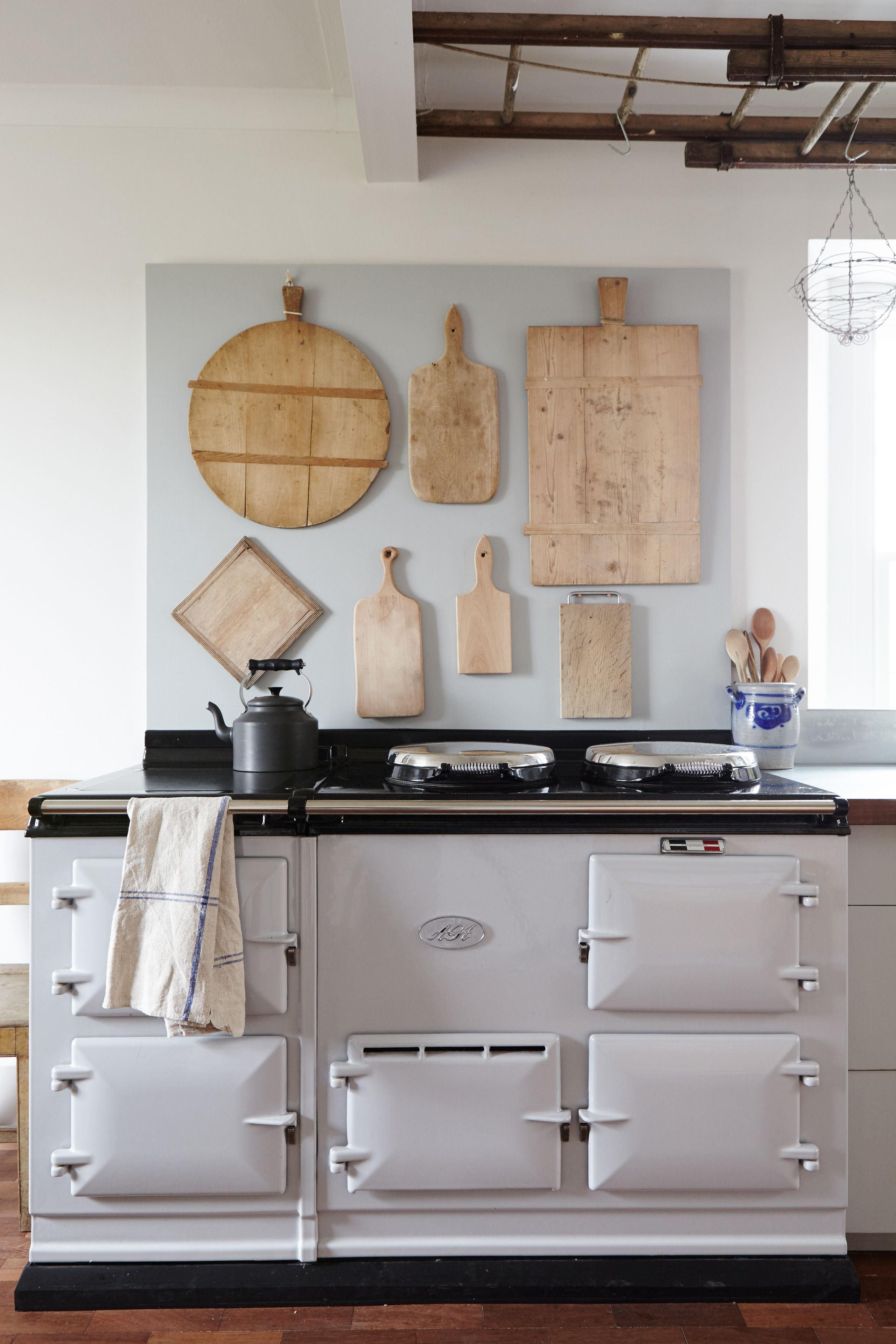  Mur de galerie composé de planches à pain en bois