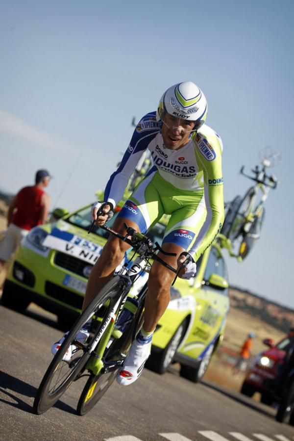 Vincenzo Nibali (Liquigas-Cannondale) fights to limit his losses