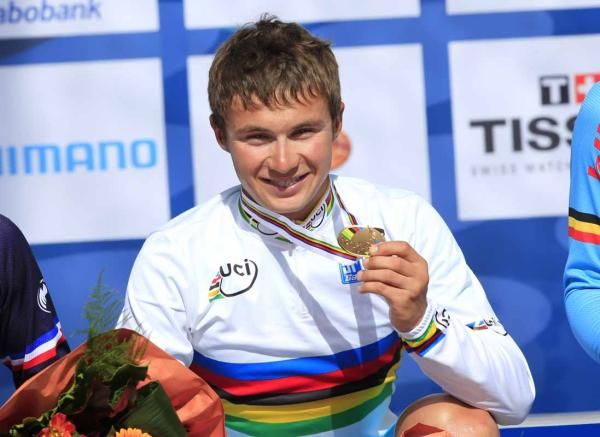 Alexey Lutsenko in his rainbow jersey