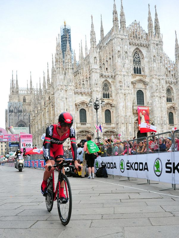 Marco Pinotti finishes first in front of the Duomo in Milan