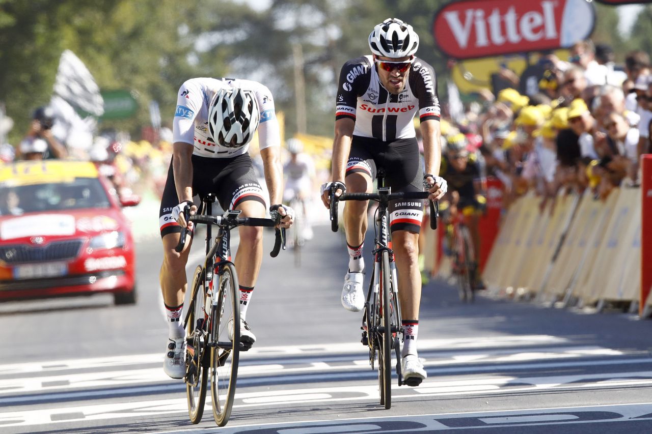 Kragh Andersen leads Tom Dumoulin across the line