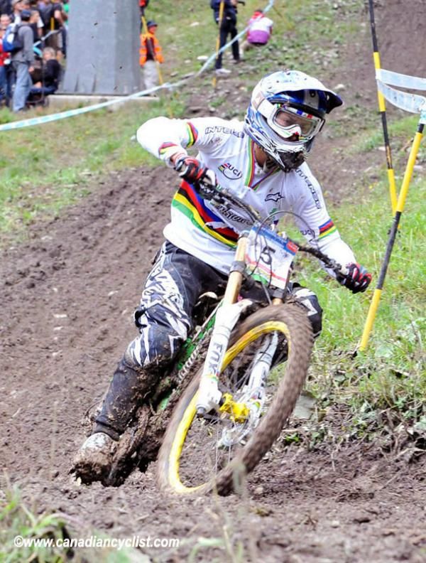 Emmeline Ragot (Suspension Center) on her way to a World Cup win