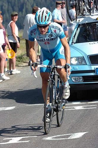 Levi Leipheimer (Gerolsteiner) after being passed by the GC group