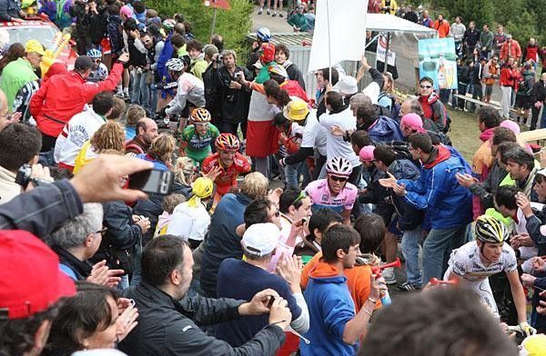 Contador threads his way through the fans