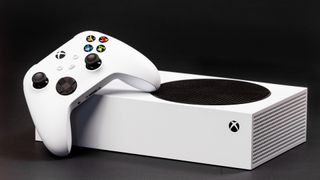 Xbox Series S vor schwarzem Hintergrund