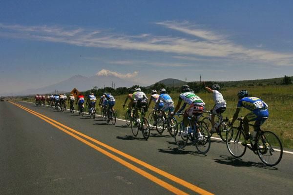 A large group came together en route to the finish