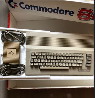 Retrospill - inni boksen ser vi en Commodore 64