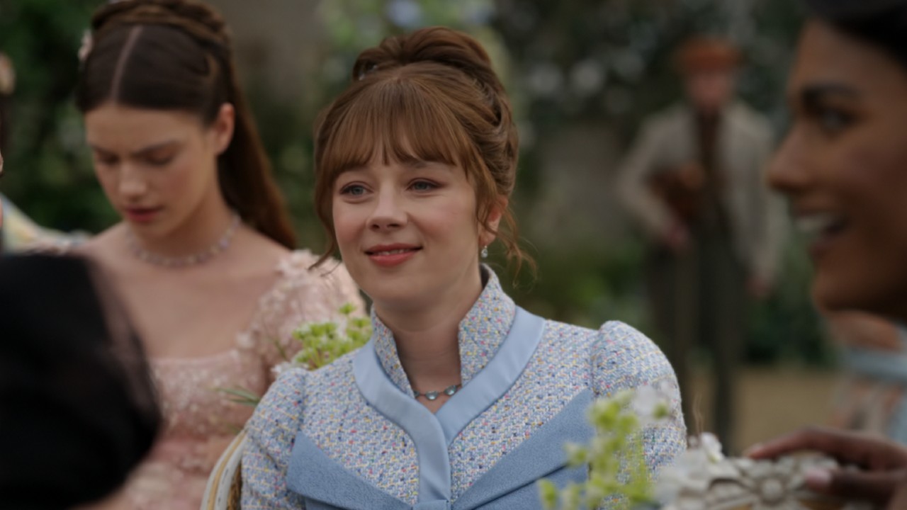 『ブリジャートン』シーズン4で微笑むクローディア・ジェシー。