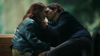 Henry DeTamble (Eric Bana) and Clare Abshire (Rachel McAdams) kiss in The Time Traveler's Wife