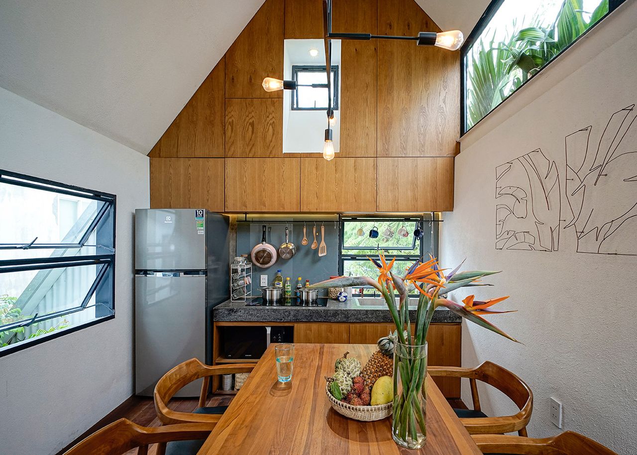 Tad.atelier urban house&#039;s kitchen with pitched roof