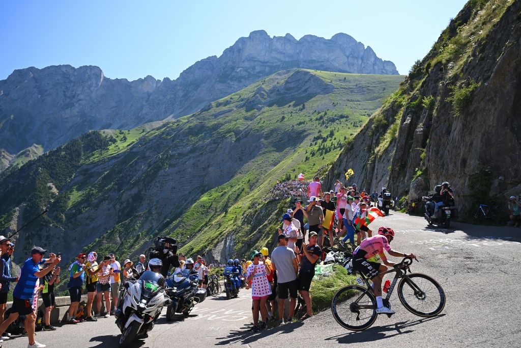 SUPERDEVOLUY LE DEVOLUY FRANCE JULY 17 Richard Carapaz of Ecuador and Team EF Education EasyPost competes in the breakaway during the 111th Tour de France 2024 Stage 17 a 1778km stage from SaintPaulTroisChateaux to Superdevoluy 1500m UCIWT on July 17 2024 in Superdevoluy Le Devoluy France Photo by Tim de WaeleGetty Images