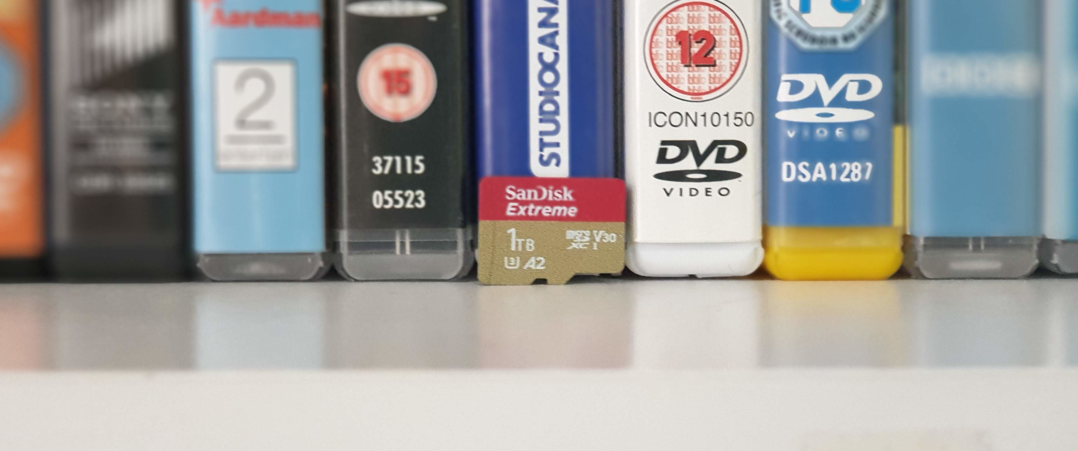 SanDisk Extreme PLUS 1TB microSDXC UHS-I Memory Card SDSQXBD-1T00-AN6MA -  Best Buy