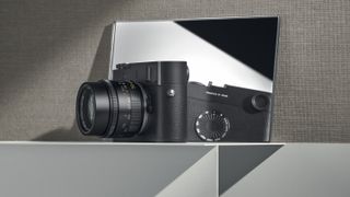 Leica M11-D sur une table, son cadran ISO arrière reflété dans un miroir