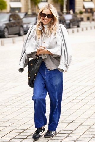 Sienna Miller fall jeans and sneakers outfit