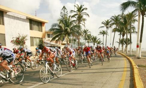 The peloton speeds through Veracruz