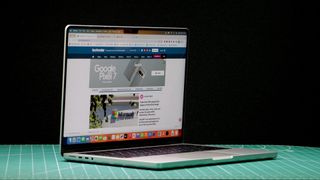 MacBook Pro (14 inch, 2023) in een studio met de TechRadar-website op het scherm