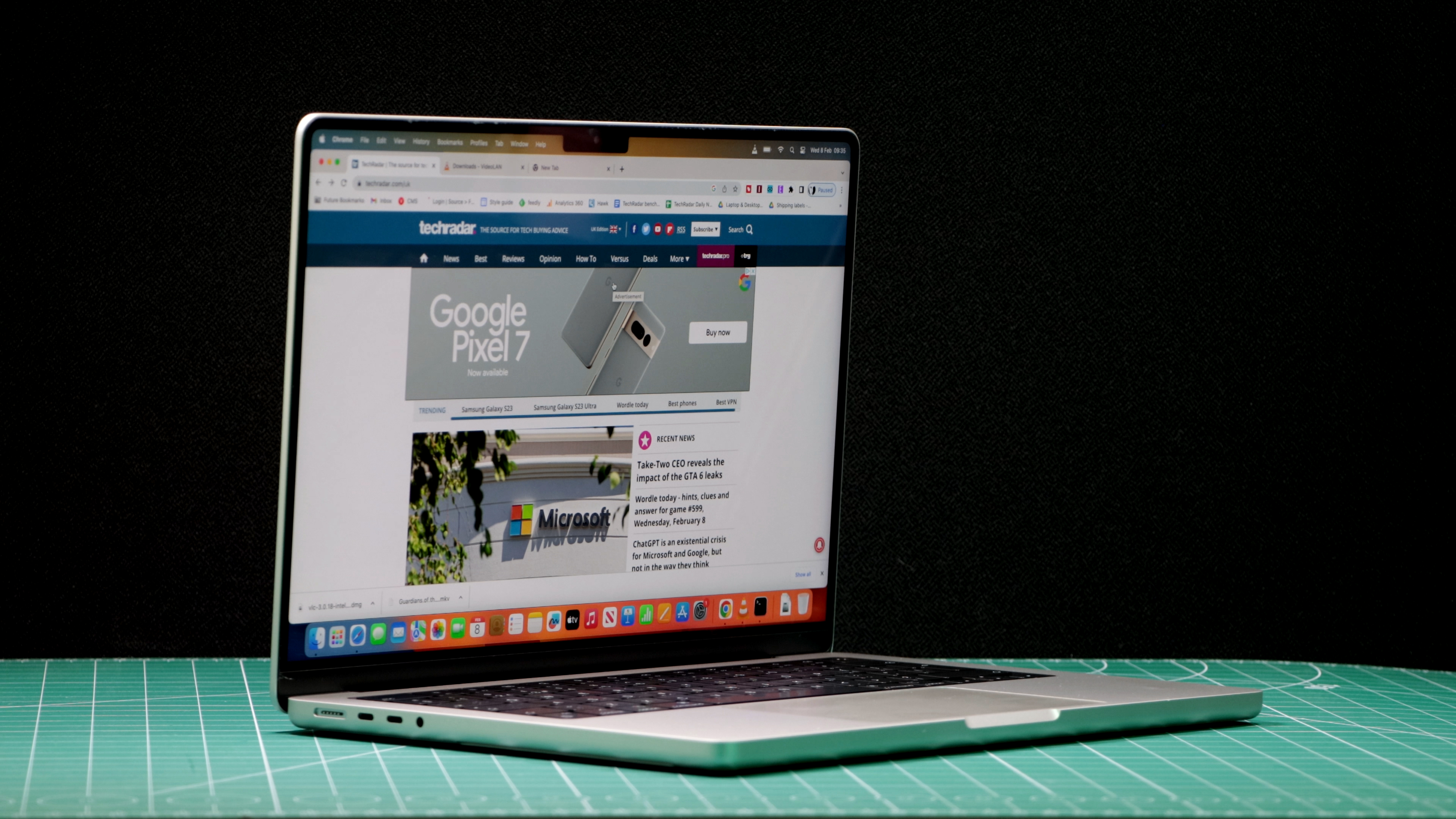 лучший MacBook для студентов MacBook Pro 14 дюймов (2023 г.) в студии с экраном, показывающим веб-сайт