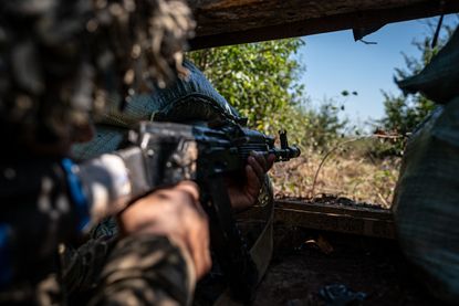 Ukrainian soldier holdking position in Donetsk Oblast