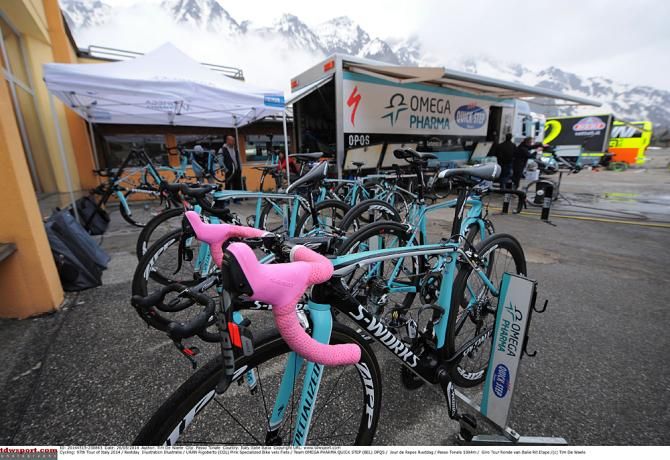 Pink bar tape for Rigoberto Uran