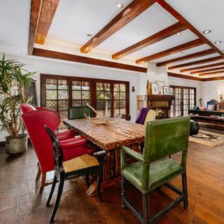 dining area with wooden floorand dining table