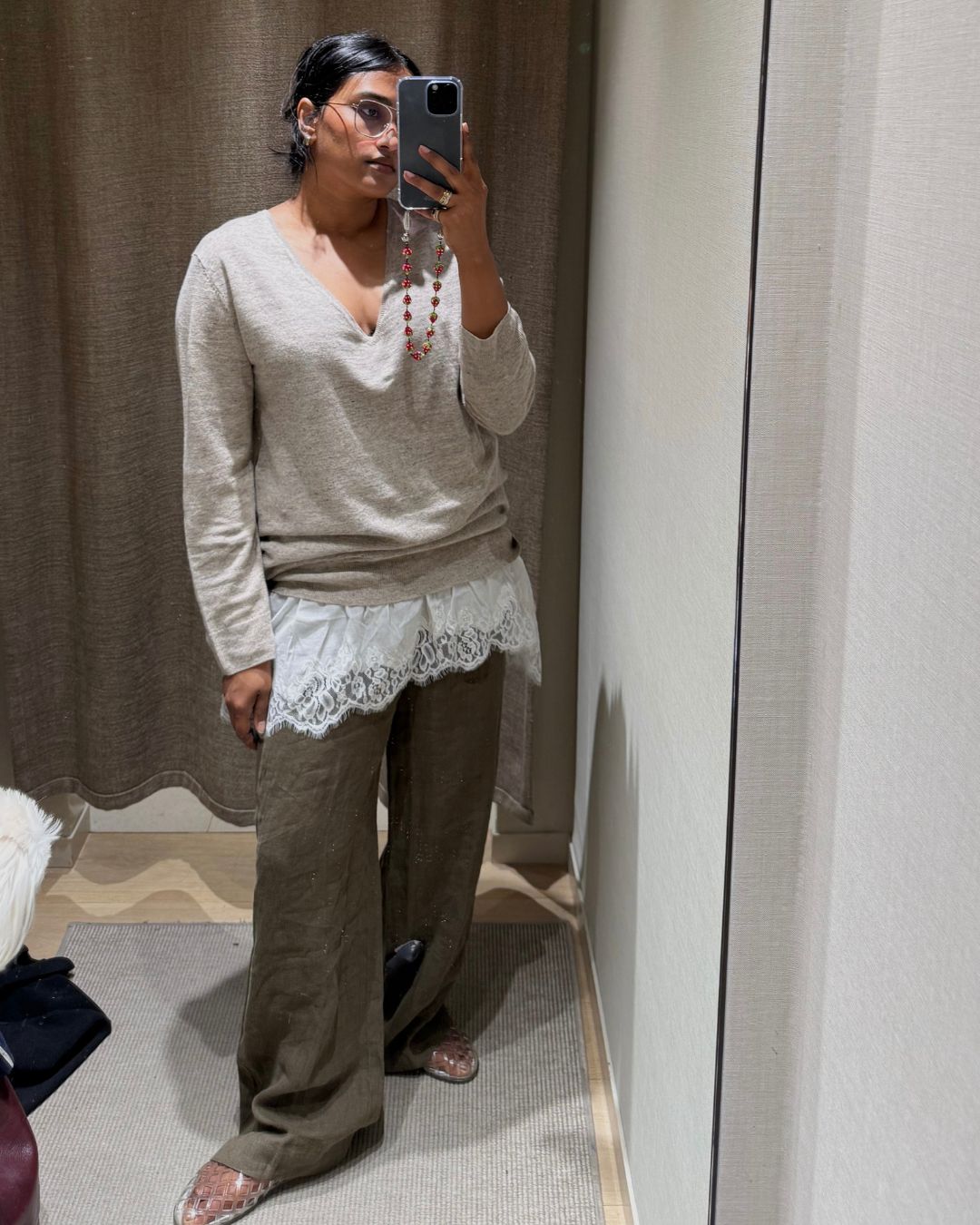 @chiarasatelier wears Massimo Dutti's khaki linen trousers with a beige jumper and jelly ballet flats
