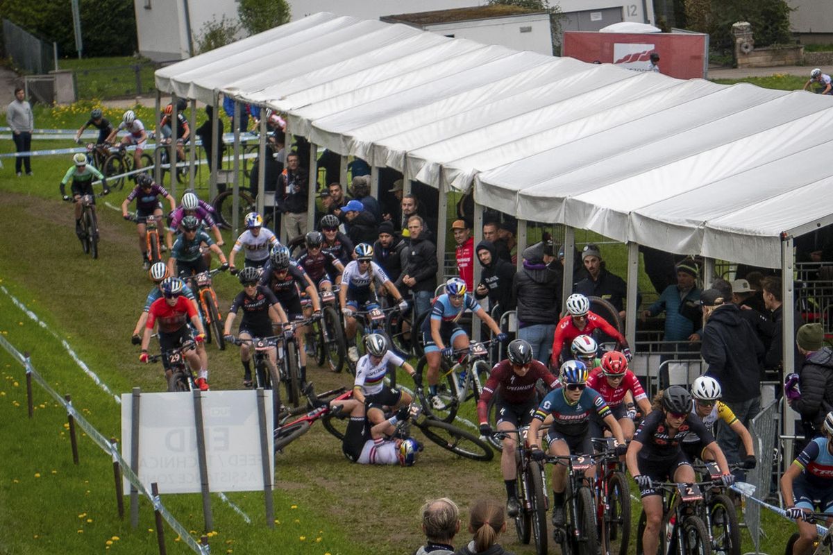 Crash on lap 1 takes down Loana Lecomte (Canyon Cllctv) and Sina Frei (Specialized Factory Racing)