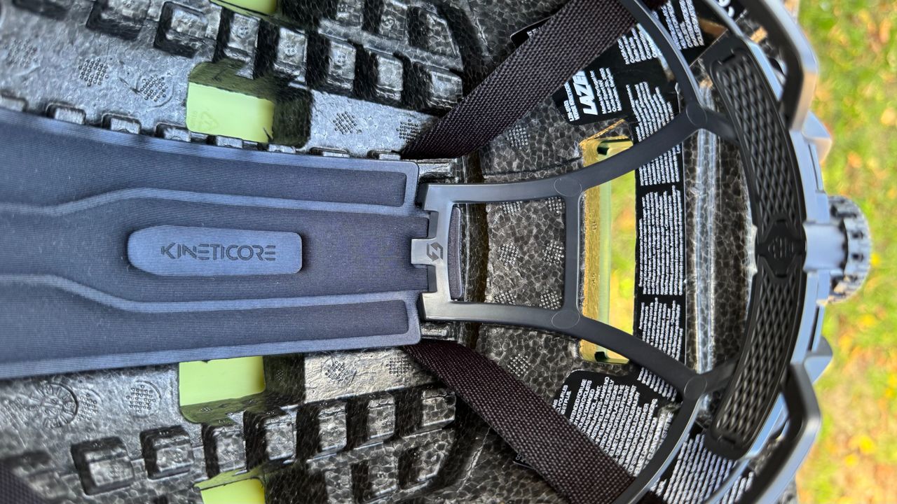 Interior and EPS liner of the Lazer Verde Kineticore helmet