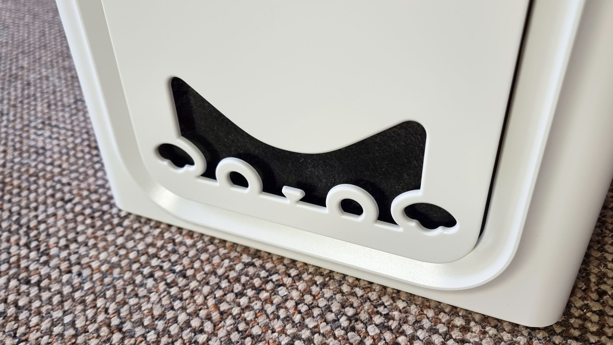 A close-up picture of the cat-shaped cut-out in the Oneisall Pet Air Purifier