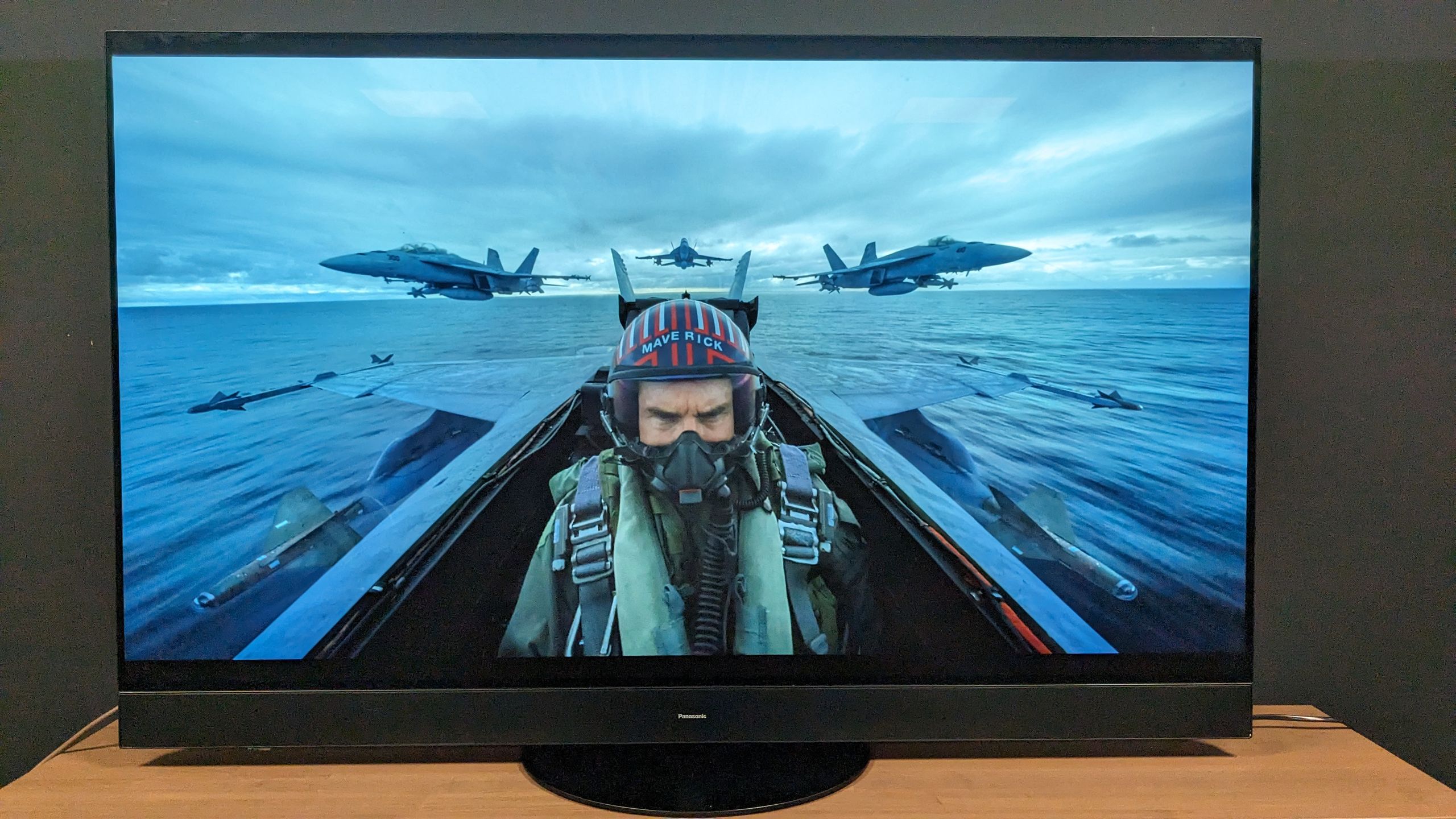 展出的松下 MZ2000 與 Top Gun Maverick