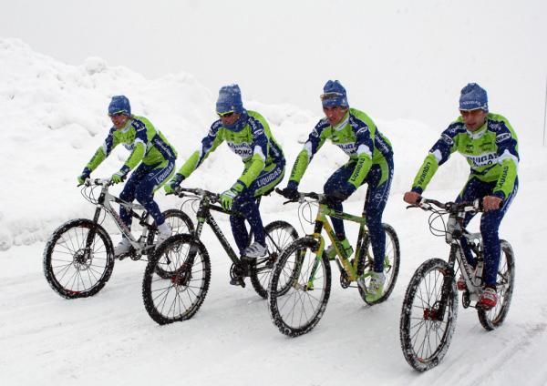 Pellizotti, Basso, Kreuziger and Nibali ride in the snow