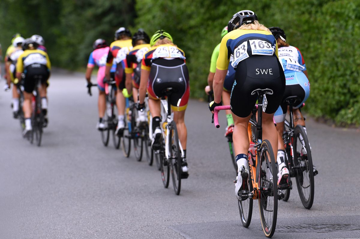 The peloton starts to split