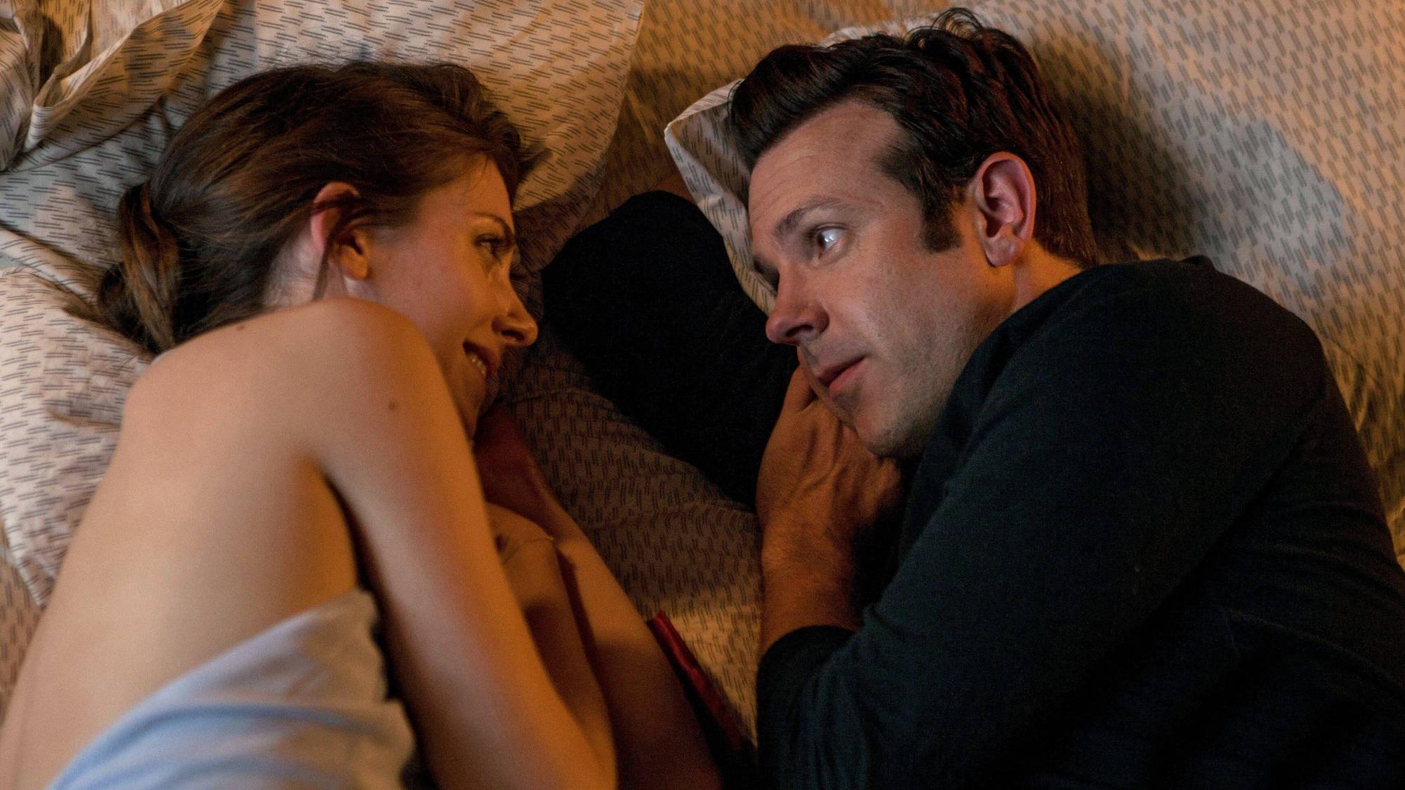 (L-R) Alison Brie as Elaine "Lainey" Dalton and Jason Sudeikis as Jake Harper in "Sleeping with Other People"